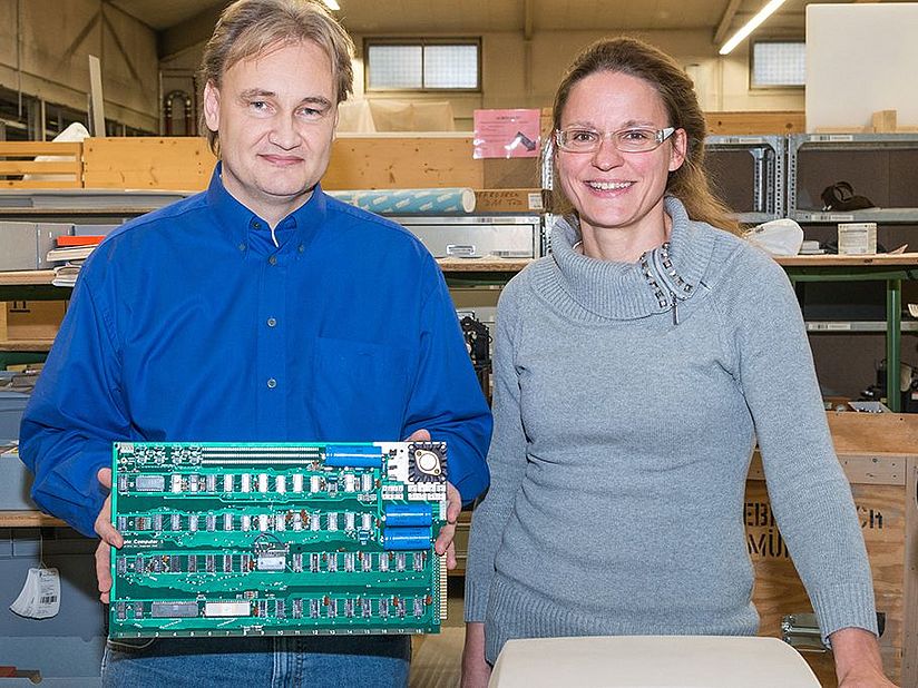 Achim Baqué übergibt Kuratorin Anja Teuner den Apple 1.