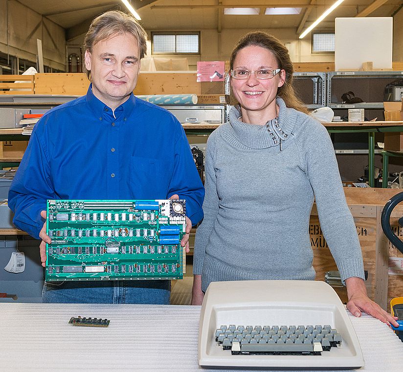 Achim Baqué übergibt Kuratorin Anja Teuner den Apple 1.