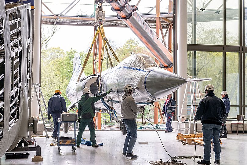 Ein „Starfighter“ wird von Spezialisten umgelagert.
Ausschnitt eines der riesigen Museumsdepots mit Flugzeugteilen.