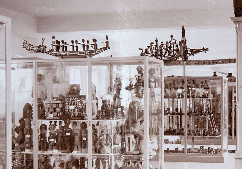 Historisches Foto: Blick in die Afrika-Ausstellung des Linden-Museums Stuttgart 1911. 