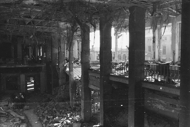 Alte Fotografie zeigt die zerstörte Eingangshalle des Bibliotheksgebäudes.