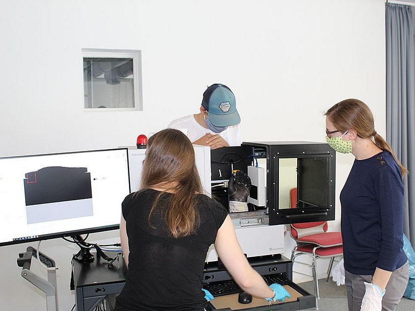 Katrin Zerbe und Charlotte Holzer bereiten den Scan vor.