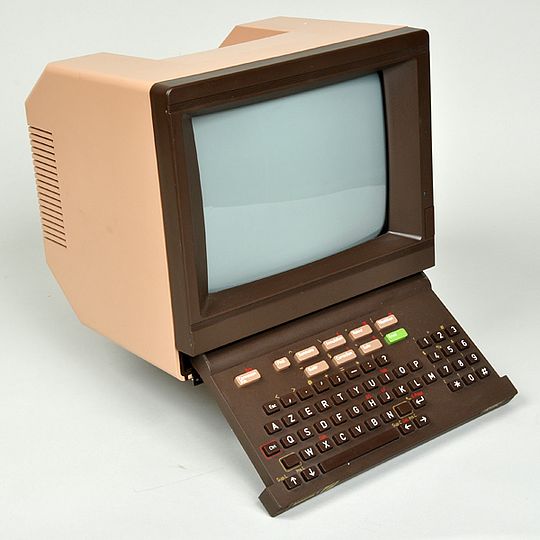 Gerät mit Einschub-Tastatur: Typ "Minitel 1" bzw. "Minitel 9 - NFZ-330".