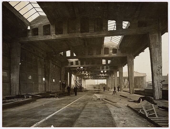 Foto: Die später von Fokker genutzte Lagerhalle der Firma Blaauwhoedenveem-Vriesseveem am Distelweg 107-109 während des Baus, um 1925.