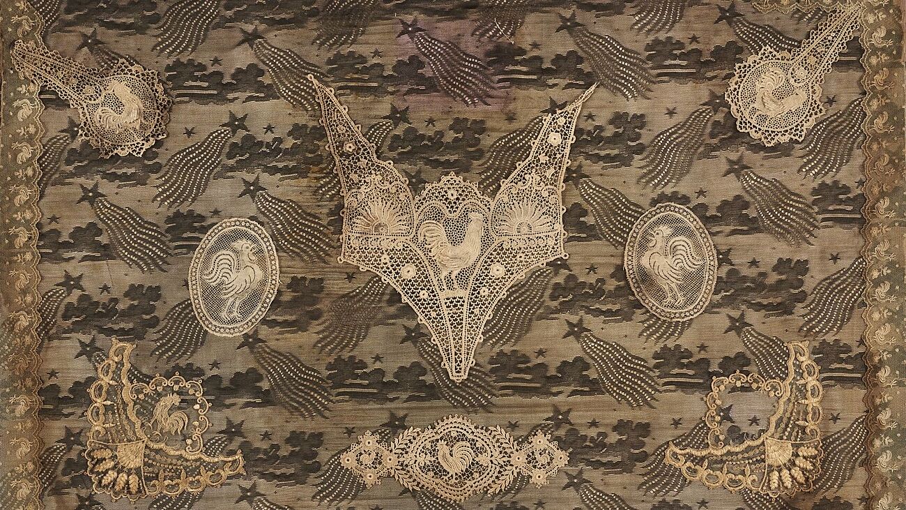 Foto: Tableau aus Stoffen und Spitzen zur Chantecler- und Kometenmode 1910. Schenkung der Spitzen- und Weißwarenhandlung Dzialoszynski, Berlin, im Juni 1910. Deutsches Museum, Inv.-Nr. 24103.