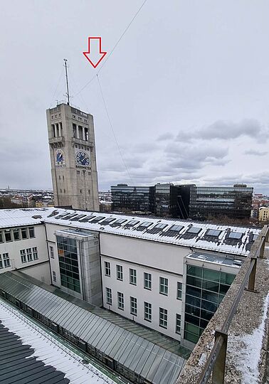 Die fertig errichtete Kurzwellenantenne ist vom Museumsturm zum Planetarium verspannt.